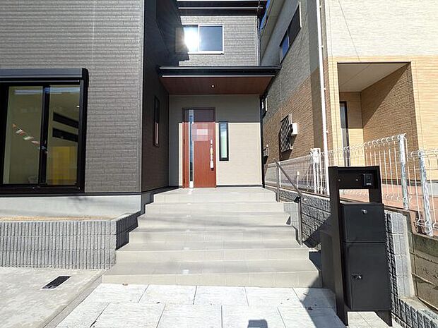 不在時に便利な宅配ボックス付き