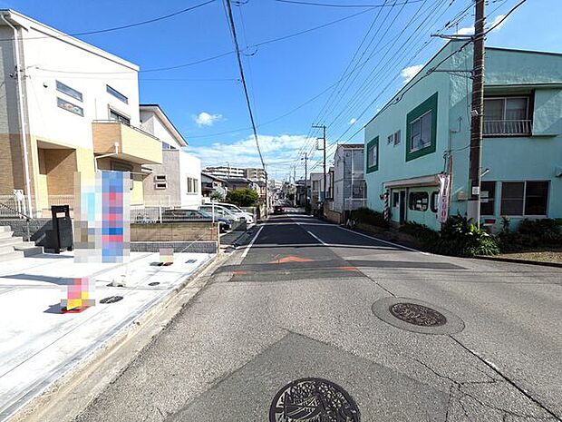 前面道路は幅員8ｍあり駐車も楽々♪