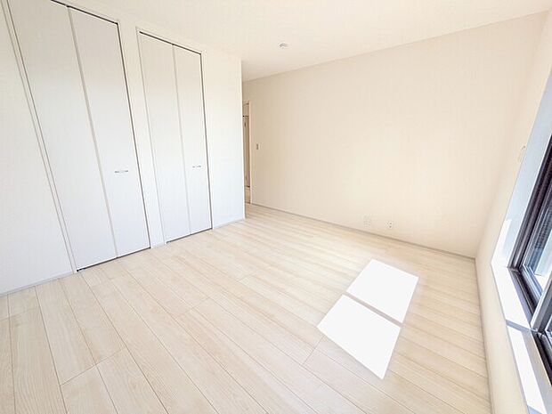 主寝室約7.7帖にはバルコニーに面しており明るく、大容量の収納スペース2箇所付きです