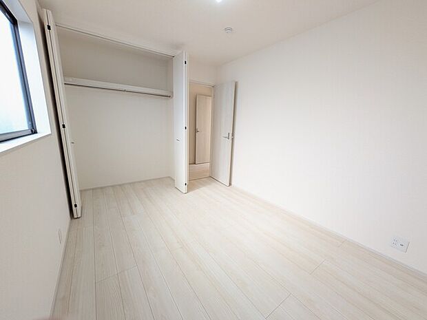 折れ戸クローゼット付きの洋室約6帖