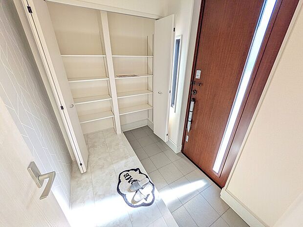 大型シューズボックス付きの玄関スペース