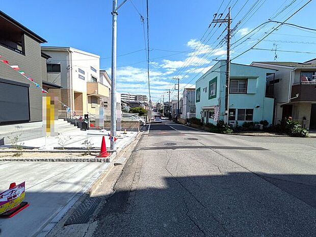 前面道路は幅員8mあり駐車も楽々♪