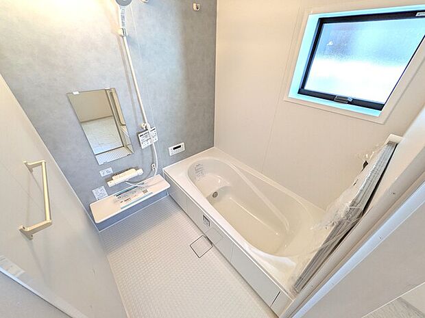 浴室には大き目の窓がついており明るく、自然換気が可能です