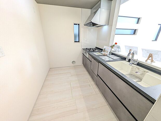 家事負担軽減の為水廻り設備充実(人工大理石シンク・タッチレス水栓・食洗機付き)