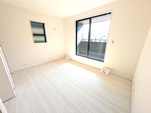 バルコニーに面した明るい洋室約6.2帖