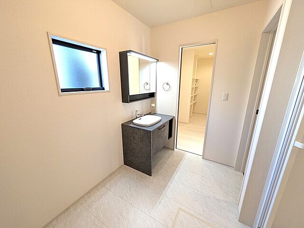 デザイン性の高い三面鏡タイプ洗面化粧台