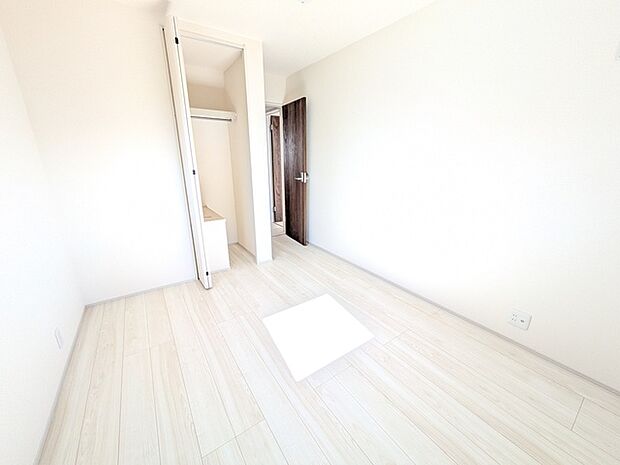 ハンガーパイプ付き収納スペースがついた洋室