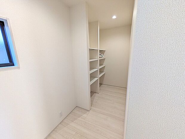 食料品や食器等収納可能な大型パントリー