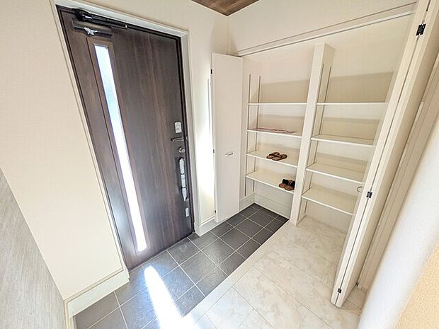 大型シューズボックスがついた玄関スペース