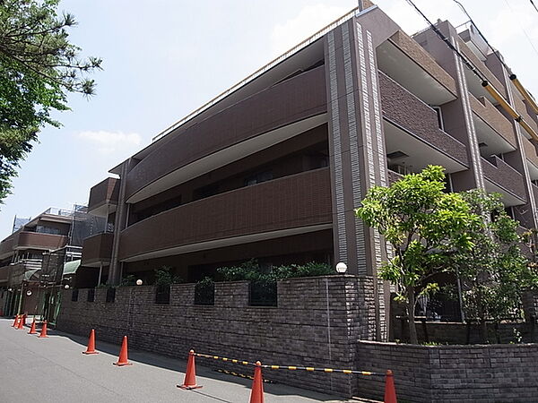 重厚感ある外壁タイル貼りのマンションです