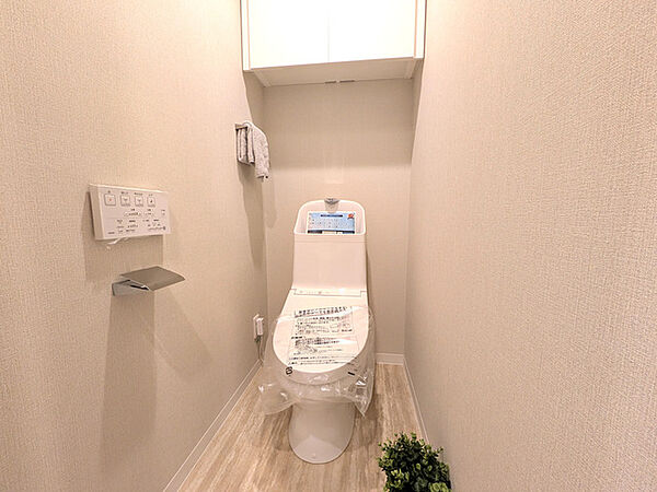 壁付リモコンで操作の簡単なウォシュレット付きトイレ