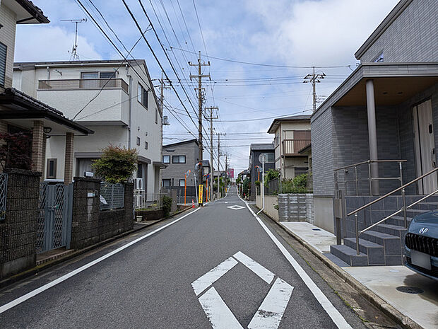 小学校徒歩3分、中学校徒歩7分とお子様のいるご家族も安心の環境
