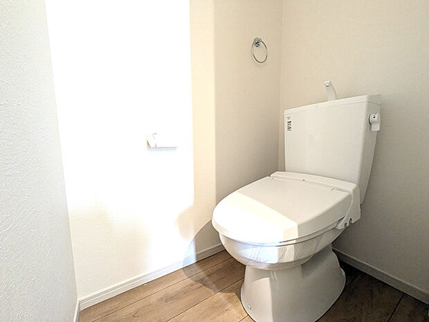 トイレには快適な温水洗浄便座付