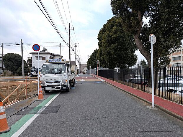 歩道が整備された前面道路です