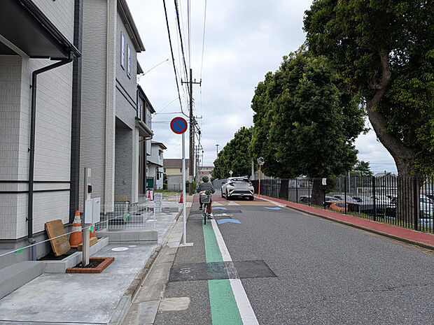 歩道が整備された前面道路です