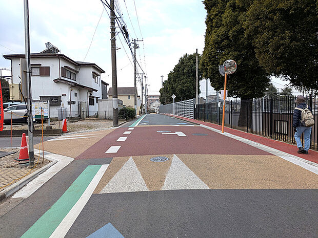 北西側公道、幅員約5.3m