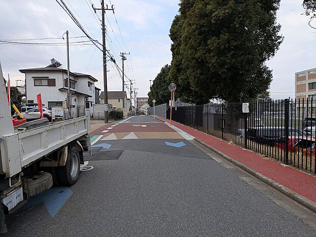 歩道が整備された前面道路です