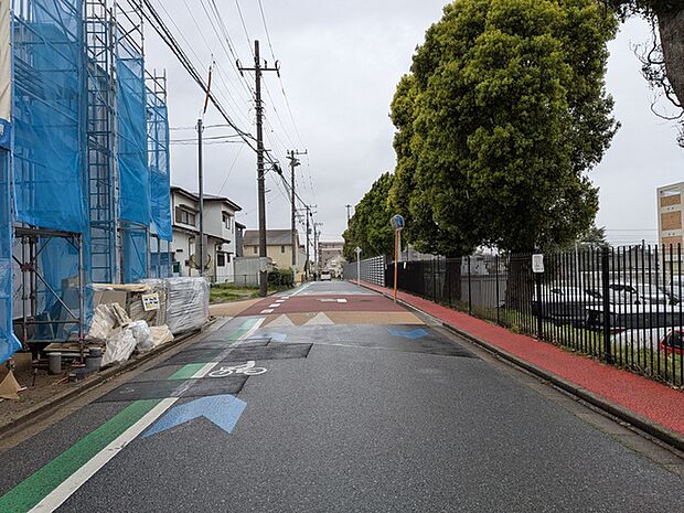 歩道が整備された前面道路です