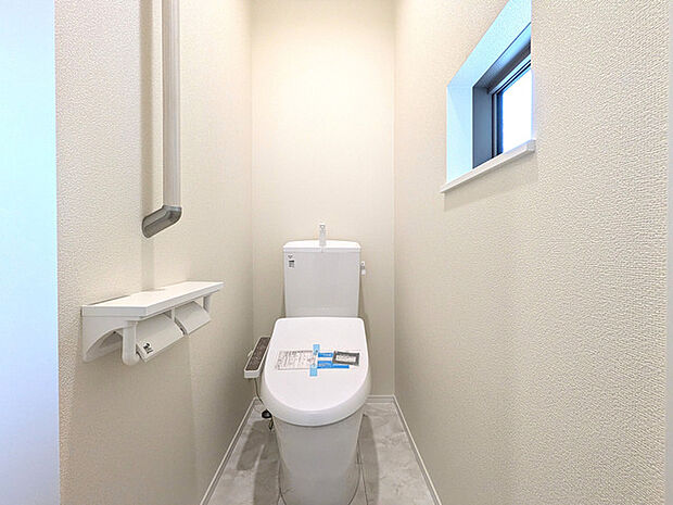 トイレには快適な温水洗浄便座付き