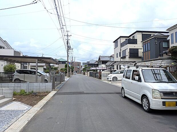 前面道路幅員6mあり駐車も楽々♪