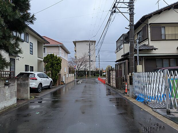 前面道路幅員6mあり駐車も楽々♪