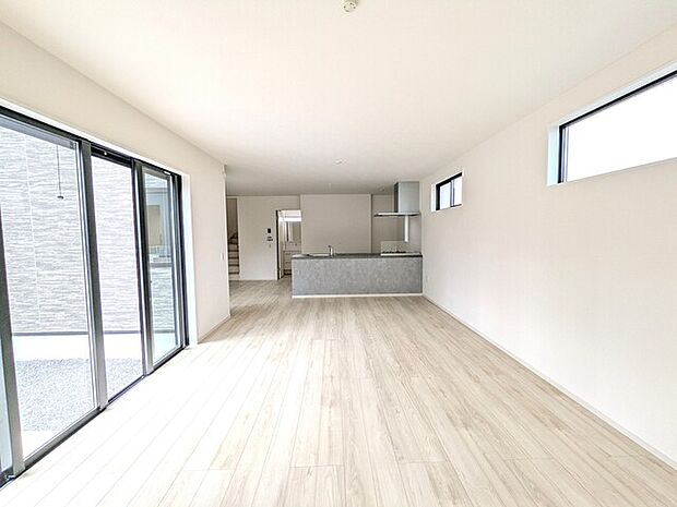 リビングは3面採光につき陽当り良好です◎