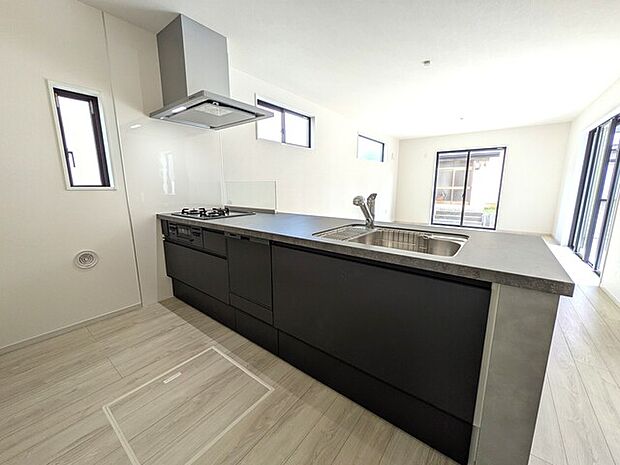 リビングを広く見渡すことができる対面式キッチン