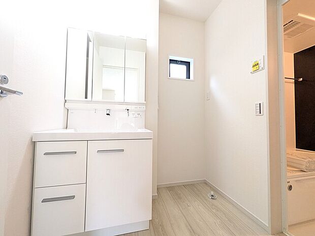 身だしなみが整えやすく、洗面用品も収納できる三面鏡洗面化粧台