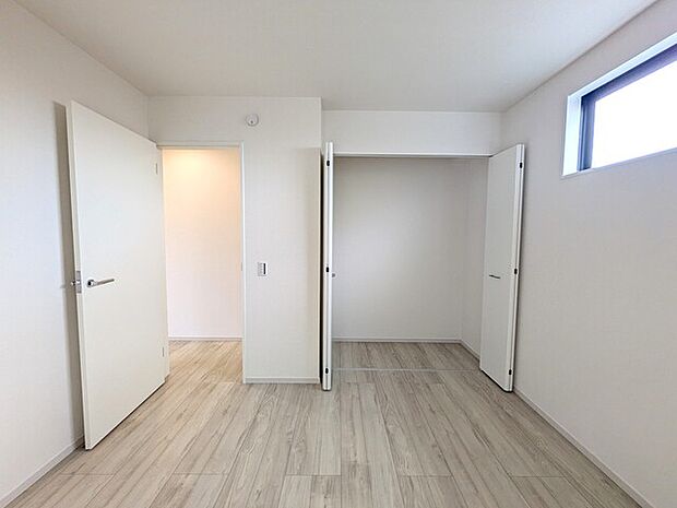 広い開口部で中を一目で確認できる折れ戸クローゼット