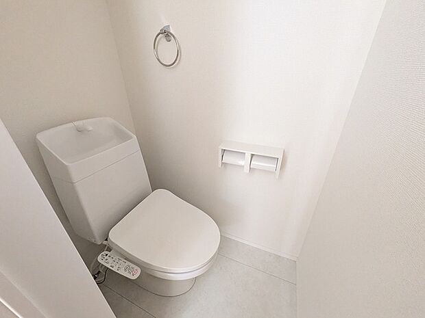 トイレには快適な温水洗浄便座付きです