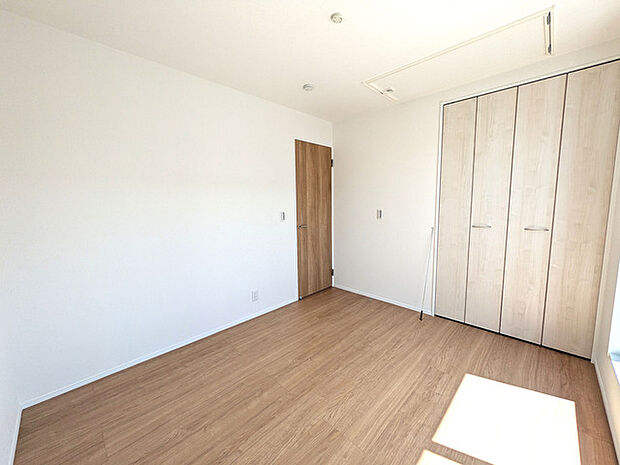 小屋根裏収納付き洋室約5.37帖