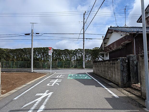 小学校・中学校ともに徒歩5分圏内でお子様の通学路も安心の距離です