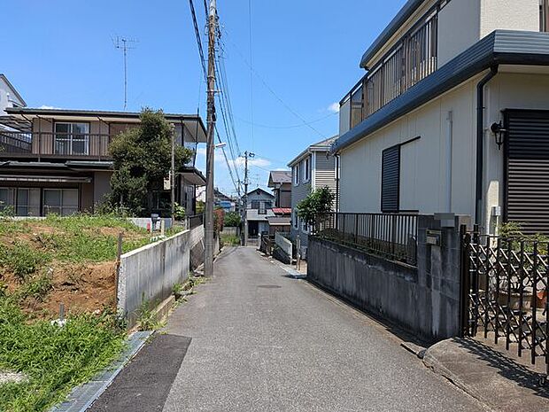 小学校徒歩5分、中学校徒歩6分とお子様の通学路も安心の距離です