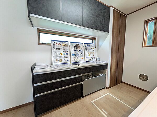 食器収納や家電製品が置けるキッチンボード付き