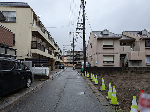 お買い物施設は徒歩3分 小学校は徒歩6分 公共施設が近くに点在しており生活利便◎