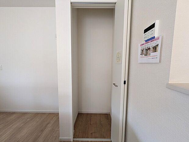 キッチン後ろにも収納があり、食糧品ストックや食器などが収納できます