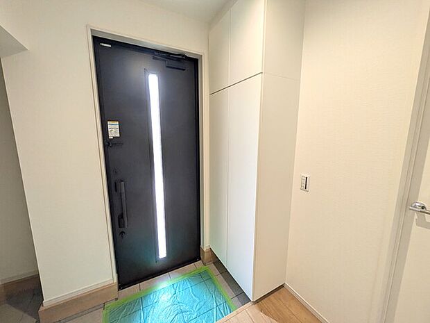 大型シューズボックスが備え付けられた玄関スペース