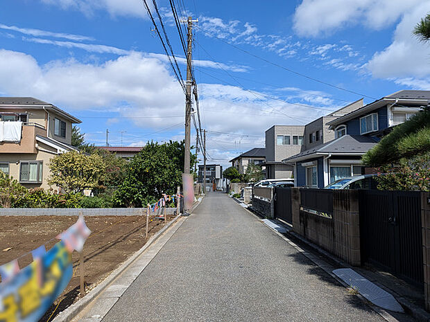 小学校まで徒歩4分とお子様の通学路も安心の距離です