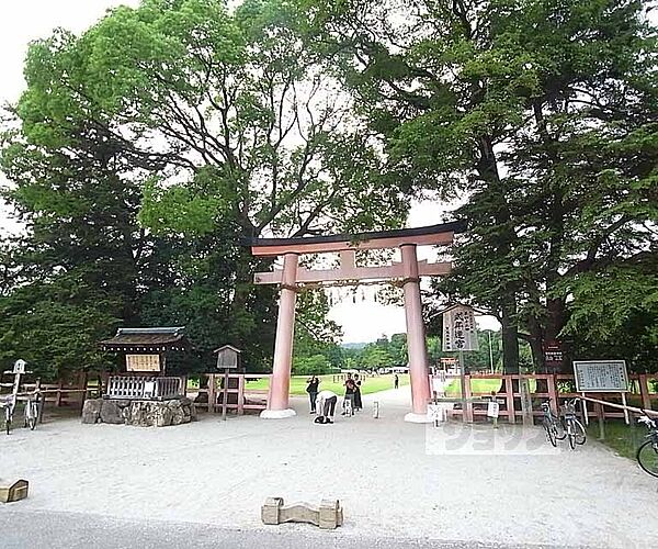 画像23:上賀茂神社まで1686m 京都産業大学の無料シャトルバス乗り場があります。