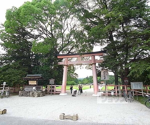 画像24:上賀茂神社まで2300m 京都産業大学の無料シャトルバス乗り場があります。