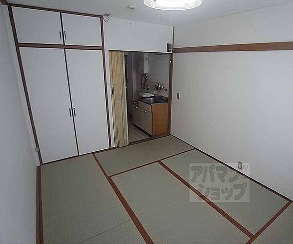 画像18:お部屋と廊下を仕切るカーテンを開けると開放感が感じられます