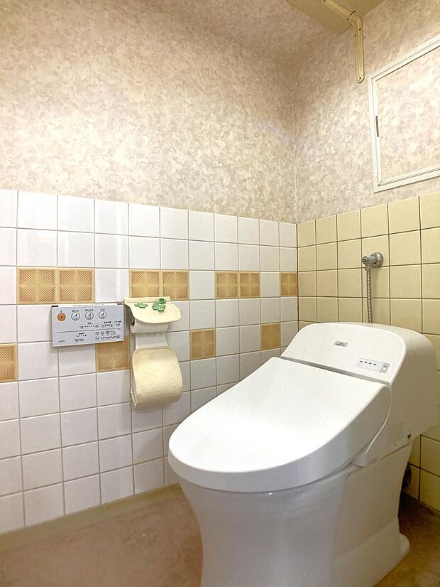 タンクレストイレは温水洗浄・リモコン付きの仕様です。