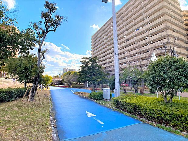 隣接する大野川遊歩道、歩行者・自転車専用道路です。犬の散歩道として、ウォーキング・ジョギングにも適しています。同区内をスムーズに移動する道としても便利です。
