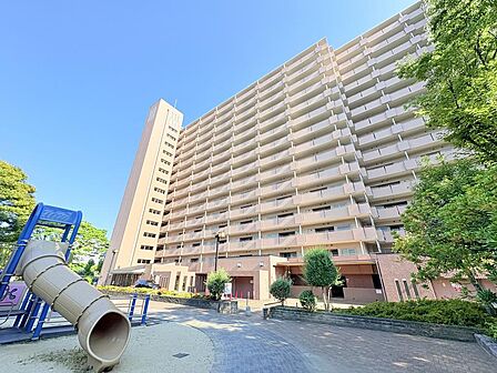 高見フローラルタウングランコート33は、2000年6月に竣工しました。施工会社は、奥村組で、15階建て総戸数168戸の鉄骨鉄筋コンクリート造のマンションです。周辺には各種生活施設も充実しています。