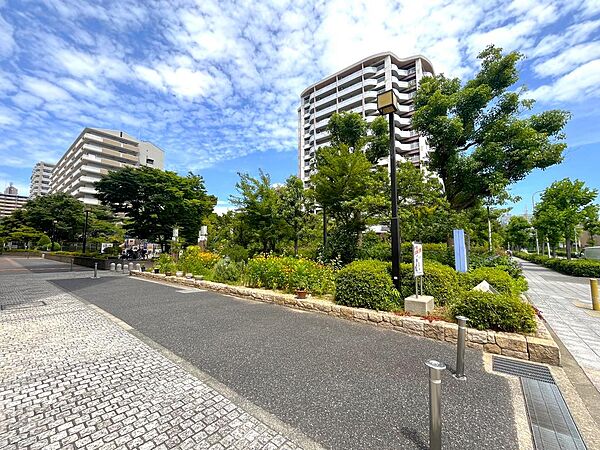 敷地内には丁寧に管理された植栽がございます。建物のすぐ横にも高見新家公園があるため緑に囲まれた環境です。