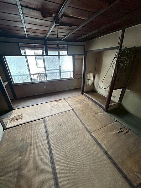 2階室内。室内はフルリフォームが必要です。2階部分は雨漏りの形跡があります。