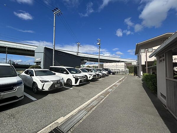 出し入れラクラクの平面駐車場を完備♪車高を気にせず駐車でき、お車お持ちの方にも安心です。