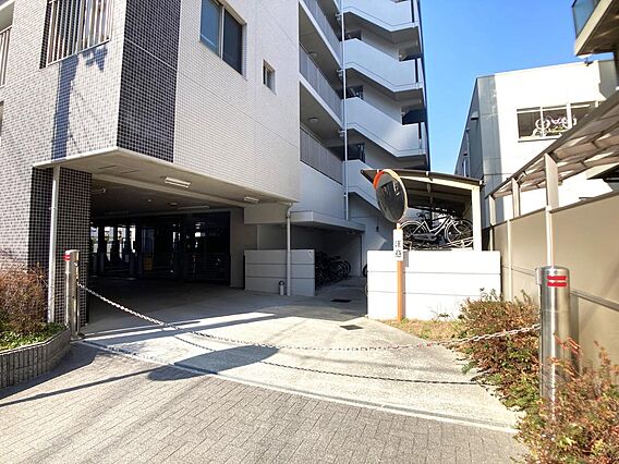 ○駐車場入口は...