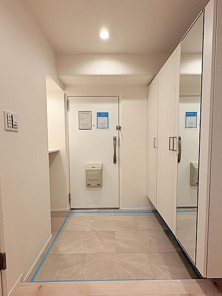 ●玄関照明は自動でON/OFFする「人感センサー付き」仕様。