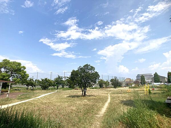 ●歌島公園…徒歩1分（大きなグランドや遊具のある公園）